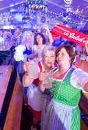 Het Oktoberfest in Lonneker krijgt volgend jaar een vervolg. Ruim 750 Lonnekernaren bevolkten zaterdagavond de grote feesttent.
