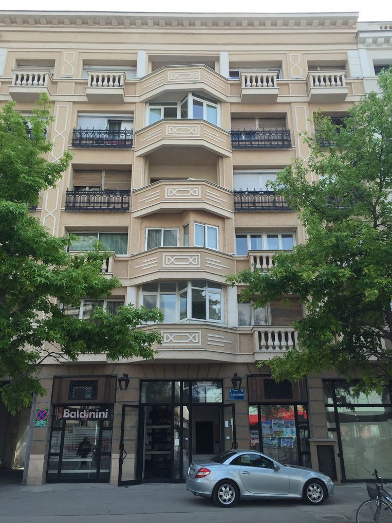 Een flatgebouw in Skopje heeft een neo-klassieke voorgevel gekregen. Beeld Jan Hunin
