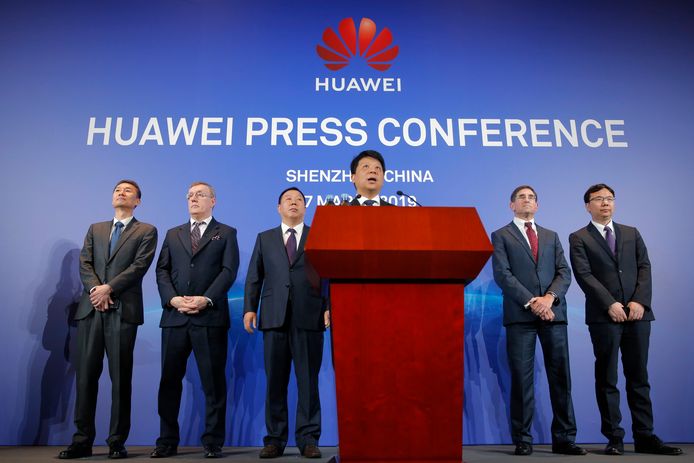 CEO van Huawei Guo Ping (midden) tijdens de persconferentie vandaag in Shenzhen in China.