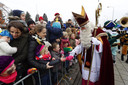 Sinterklaas begroet kinderen