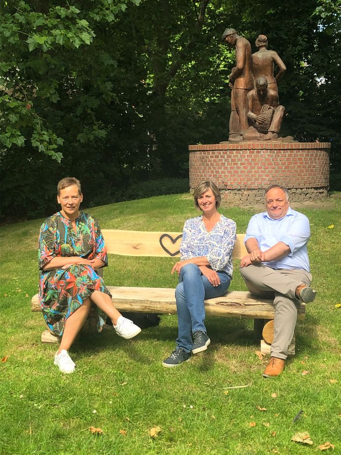 Burgemeester De bruyn, Sabine Haegedoren en Marc Van Ranst op de bank van het Heldenbos