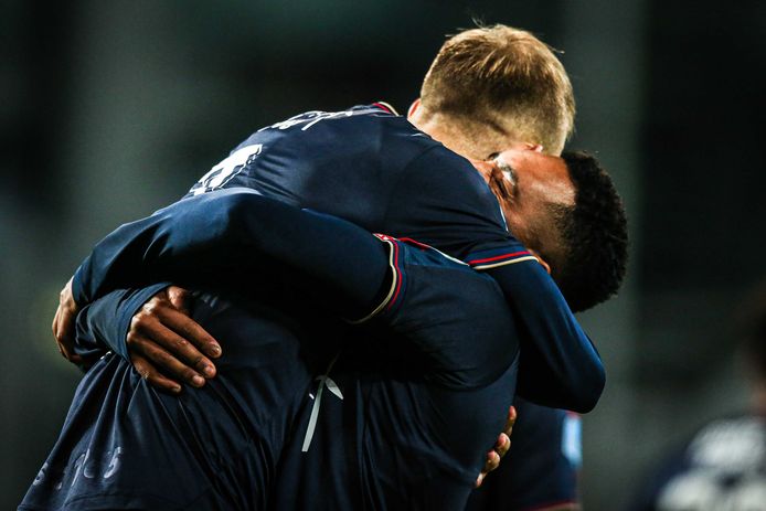 Het koningskoppel heeft elkaar weer eens gevonden. Doelpuntenmaker Danilo tilt de man van de assist Vaclav Cerny op.