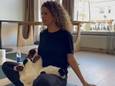 Evita volgt puppy yoga in Amsterdam