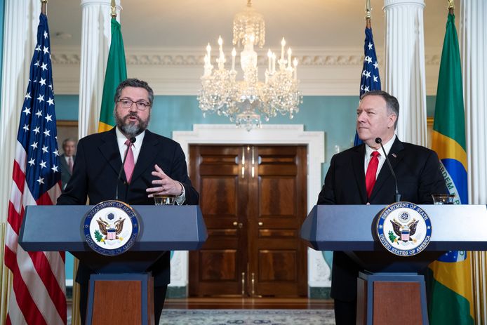 De Amerikaanse minister van Buitenlandse Zaken Mike Pompeo met zijn Braziliaanse ambtsgenoot Ernesto Araujo (links) tijdens een persconferentie. Archiefbeeld.