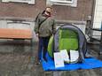 Dakloze Thomas (33) uit Breda protesteert op de Grote Markt.