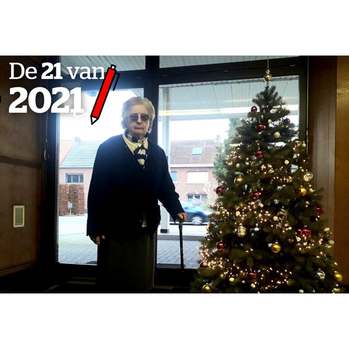 Maria van Hemel bij haar kerstboom in een lege garage.