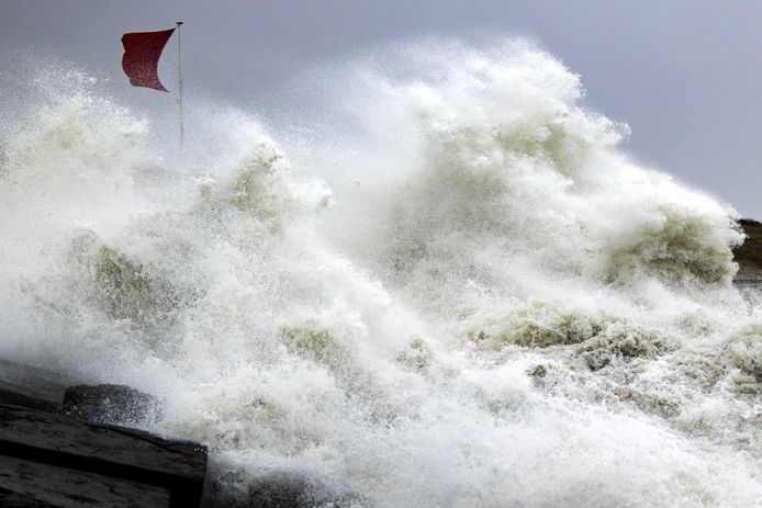 Storm Corrie raast over de pier bij IJmuiden. Het KNMI heeft code oranje in Noord-Holland, Friesland en het Waddengebied en code geel voor de rest van Nederland uitgeroepen. Verkeer en buitenactiviteiten kunnen hinder van zware windstoten ondervinden.