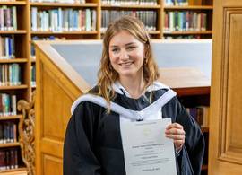Belgische prinses Elisabeth studeert af in schooluniform en toga