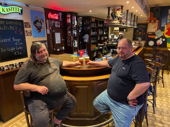 Kroegbaas Joël (rechts) van bruin café De Pullman in Sint-Antonius Zoersel met één van zijn stamgasten