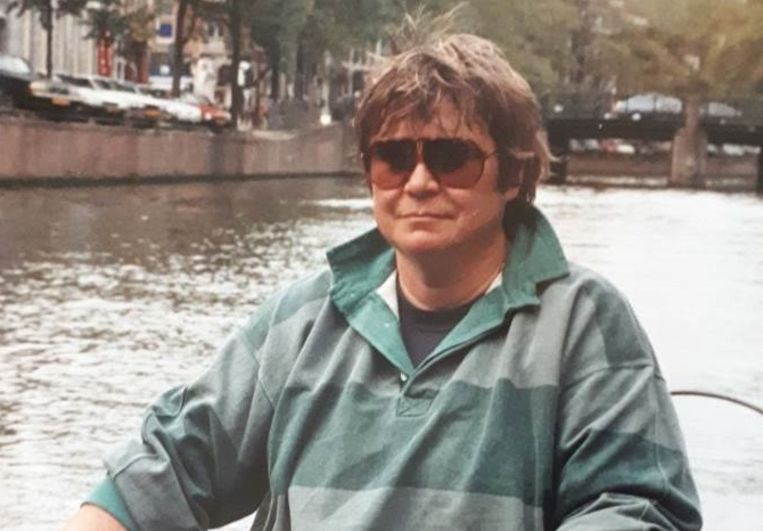 Mària Schopman op haar boot in de Amsterdamse grachten. Beeld Familiealbum