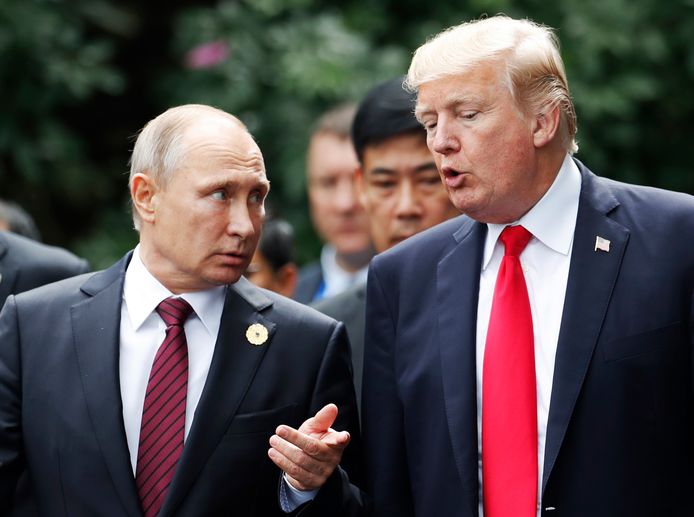 De huidig Russische president Vladimir Poetin en de voormalig Amerikaanse president Donald Trump tijdens een ontmoeting in 2017.