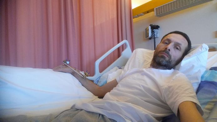 De revalidatie duurt veel langer dan Michel had gedacht. De Haagse glazenwasser zal de rest van zijn leven nog maar met één oog kunnen zien.
