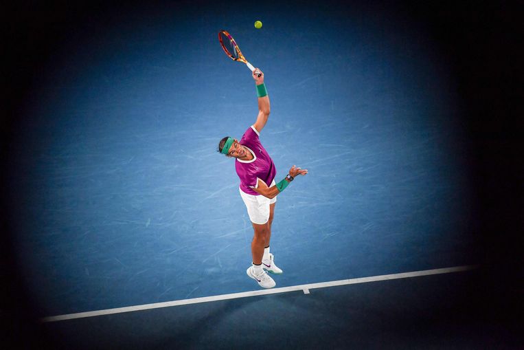 Rafael Nadal serveert in zijn halve finale tegen Matteo Berrettini en haalt het uiteindelijk in vier sets. Beeld AFP