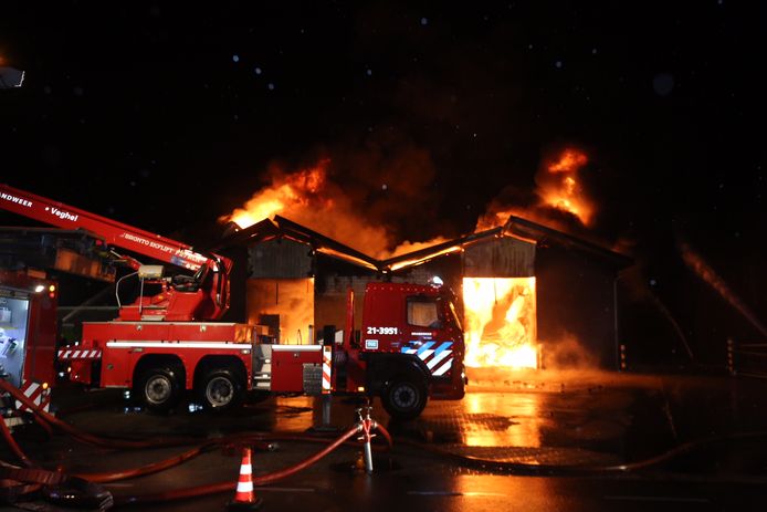 Met man en macht wordt geprobeerd overslaand vuur tegen te gaan in Loosbroek.