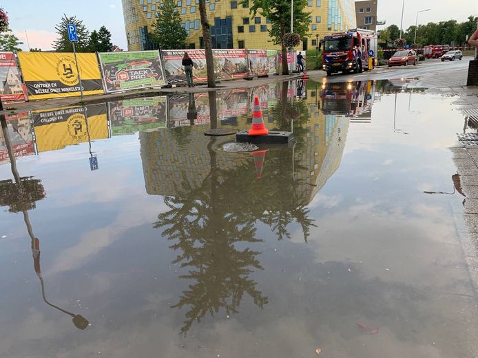 Delen van Hardenberg staan onder water nadat er een flinke hoosbui over trok.