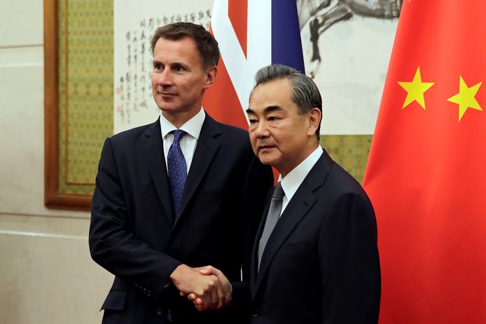 De Britse minister van Buitenlandse Zaken Jeremy Hunt (l) met de Chinese minister van Buitenlandse Zaken Wang Yi (r.) tijdens hun ontmoeting in Peking afgelopen maandag.