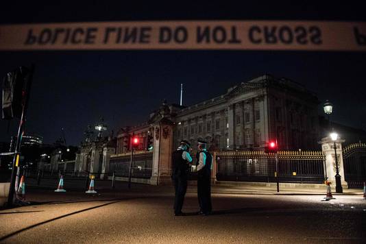 Agenten bij Buckingham Palace na het incident.