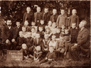 Een jonge Anton ‘Ad’ Mussert (voorste rij in het midden) op de openbare basisschool in Werkendam. Geheel rechts zijn vader, hoofdonderwijzer Johannes Leonardus Mussert.