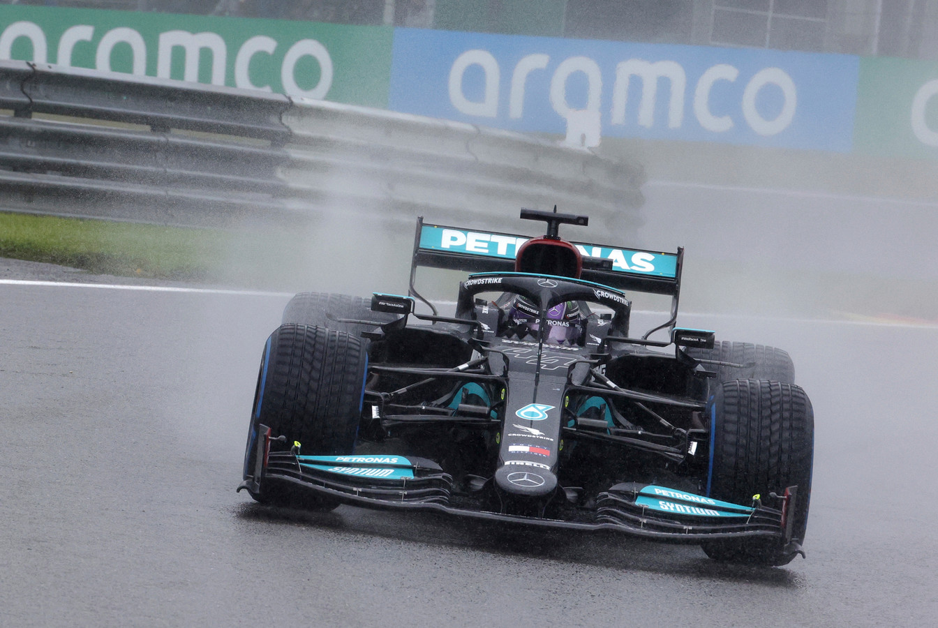 Het water spat op achter de Mercedes van Lewis Hamilton.