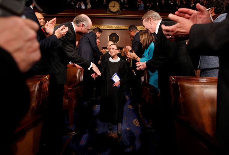 Ruth Bader Ginsburg wordt in 2009 begroet door Congresleden wanneer ze in het Congres arriveert voor het beluisteren van een toespraak door toenmalig president Obama. Beeld Reuters