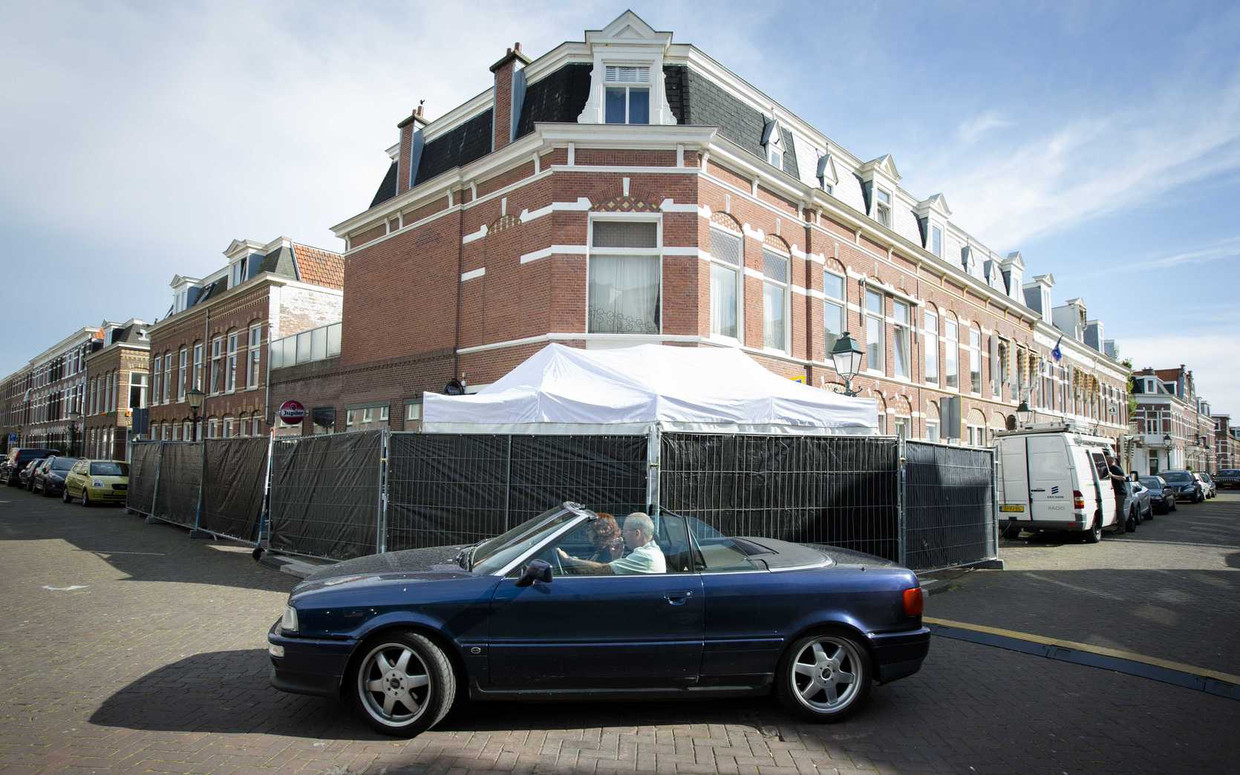 Schermen om Cafe Nelson in Scheveningen voor de verkiezingsavond van de PVV. Beeld anp