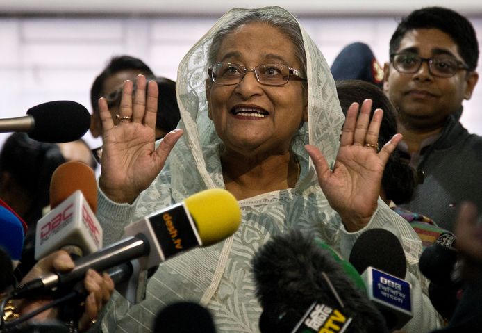 De premier van Bangladesh, Sheikh Hasina, nadat ze haar stem uitgebracht heeft.
