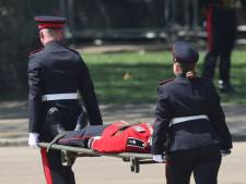 Plusieurs membres de la garde royale s’effondrent, accablés par la chaleur