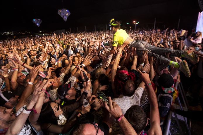 Sofi Tukker springt tussen het publiek tijdens het optreden op Coachella in 2019.