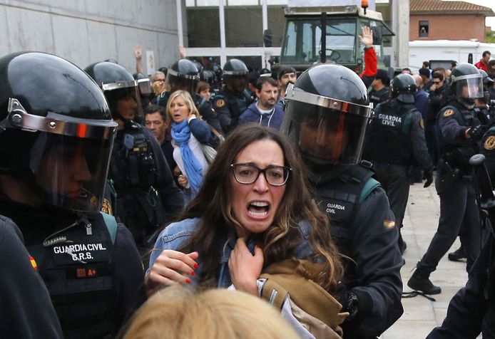 De Spaanse politiediensten traden op 1 oktober 2017 hard op aan verschillende kiesbureaus in Catalonië. Meer dan 1.000 mensen hadden verzorging nodig in het ziekenhuis.