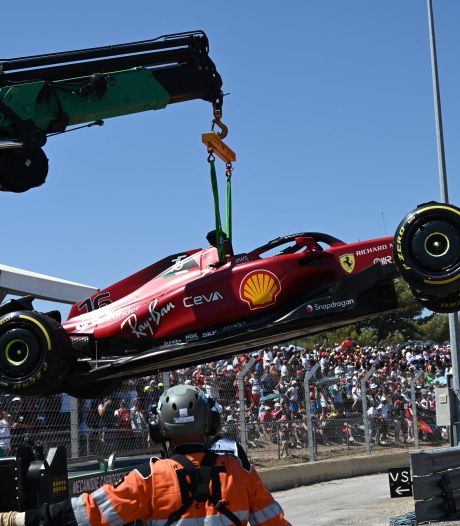 Charles Leclerc crasht als leider uit Franse GP: ‘Als ik deze fouten blijf maken heeft het allemaal geen zin’