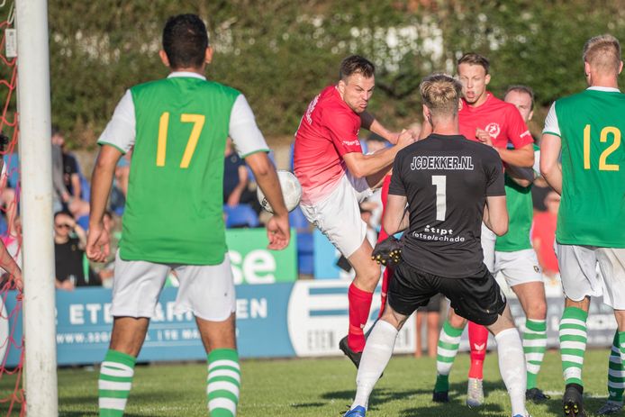 Ruben Hollemans (midden), hier scorend in de oefenwedstrijd tegen Kloetinge, maakt zich zorgen over de breedte van de selectie van Goes.