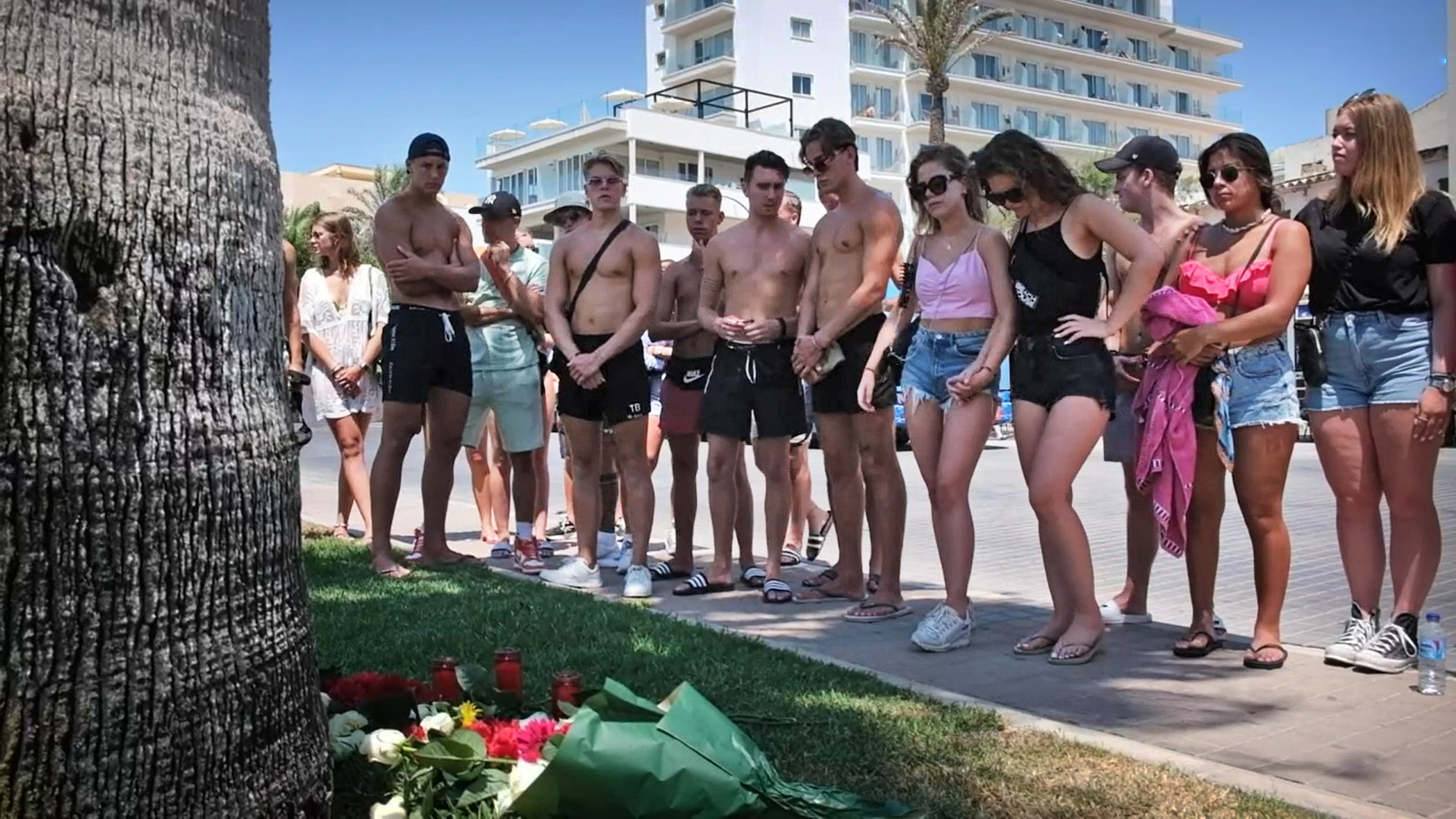 Jongeren leggen bloemen op Mallorca voor de overleden Carlo op de plek waar hij werd aangevallen.