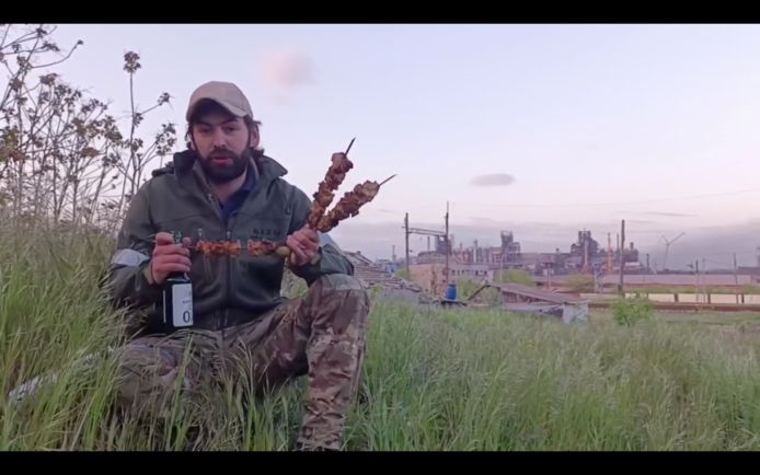 Igor Mangushev posant dans une vidéo à l'usine Azovstal à Marioepol, en mai dernier.