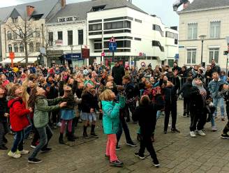 Pluchen konijntjes vallen zondag uit Herentalse Lakenhal tijdens Spel van de Roetaert
