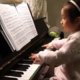 Filmpje: klein meisje speelt beter piano dan Wibi Soerjadi