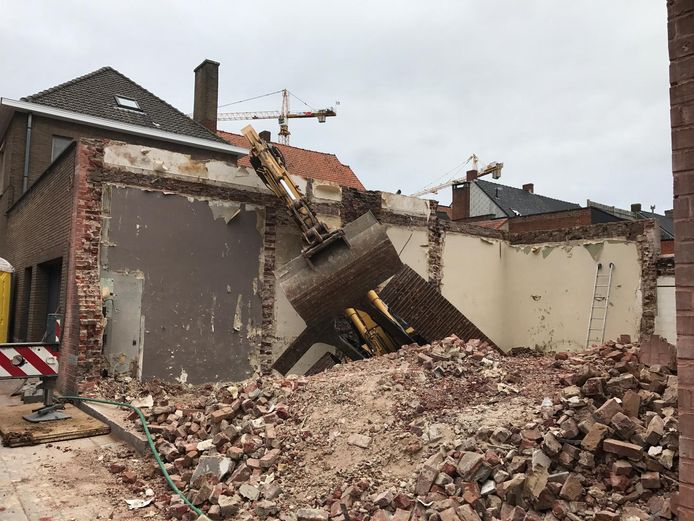 De zware graafmachine kantelde volledig in de kelder en moest met een hijskraan getakeld worden.