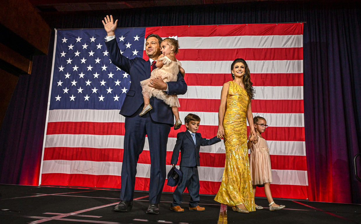 De Republikeinse gouverneurskandidaat voor Florida Ron DeSantis met zijn vrouw en kinderen  in het Convention Center in Tampa, Florida. Beeld AFP