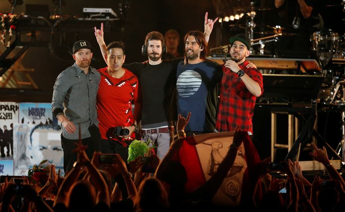 De overgebleven leden Linkin Park Dave Farrell, Joe Hahn, Brad Delson, Rob Bourdon and Mike Shinoda (van links naar rechts) op het podium aan het einde van het concert.