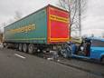 Auto ingereden op vrachtwagen in staart van file op E17: bestuurder in levensgevaar