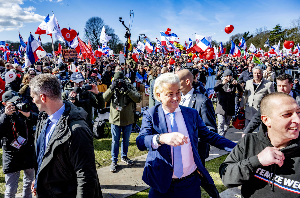 PVV-leider Geert Wilders tijdens een actie van Farmers Defence Force (FDF) in het Zuiderpark in Den Haag.  Beeld ANP