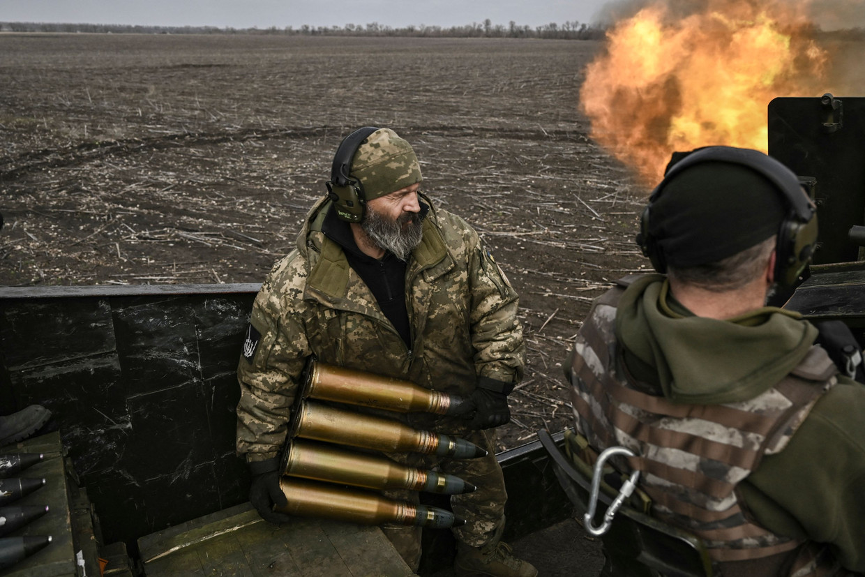 Ukrainian soldiers during shelling of Russian positions near Pakmut.  Image by AFP