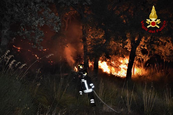 Brandweer bestrijdt het vuur in Sicilië.