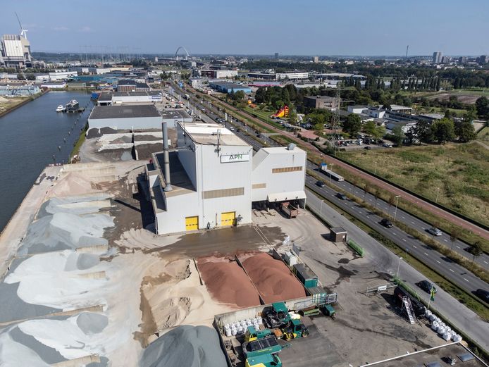 De asfaltfabriek Asfalt Productie Nijmegen aan de Energieweg.