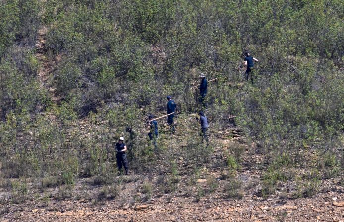 Gli agenti hanno setacciato l'area intorno al carro armato.