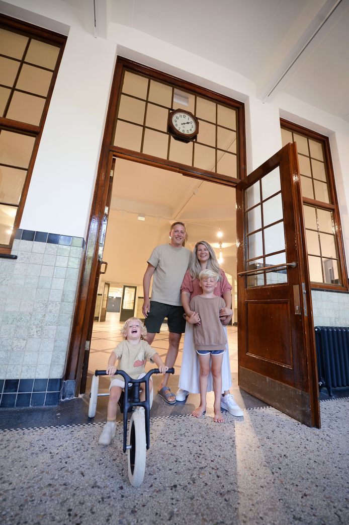 Binnenkijken bij een gezin in de vernieuwde Ambachtsschool bij de familie Swerink. Stephanie, Daan, Otis en Duuk. „Eenmaal binnen waren we direct enthousiast.”