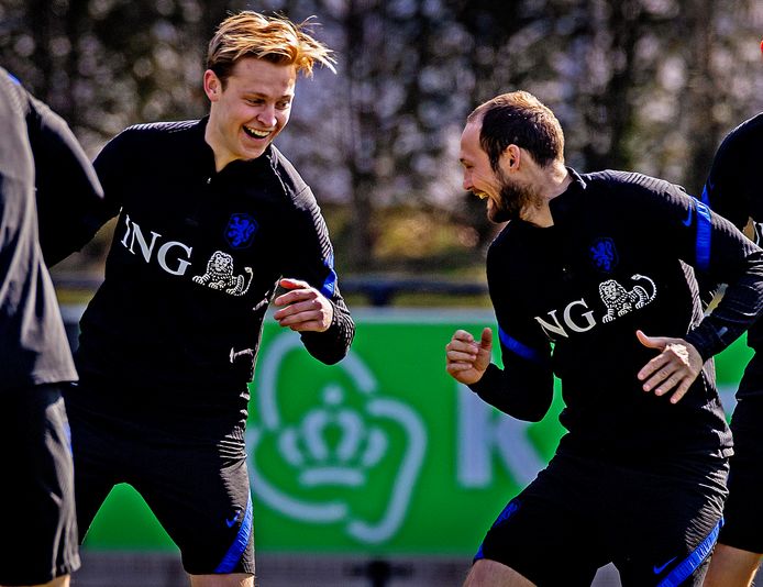 Frenkie de Jong heeft plezier met Daley Blind.