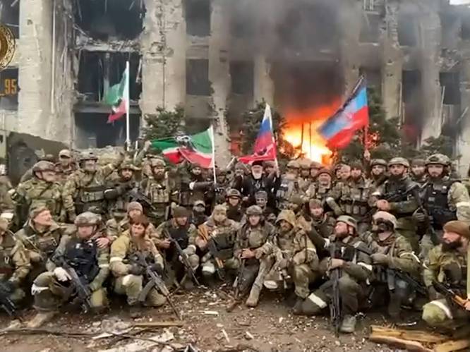 Tsjetsjeense strijders vieren "bevrijding" van Marioepol op brandend puin: “Bevel van Poetin om stad te reinigen en te vernietigen volbracht”
