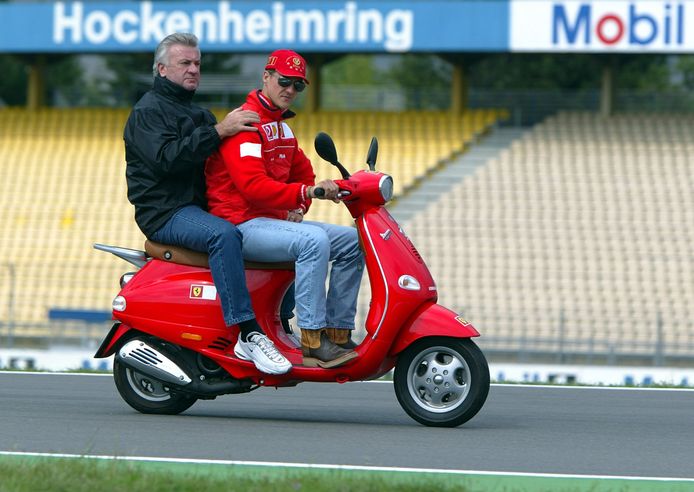 Weber in 2002 achterop de scooter bij Schumacher.