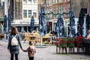 Het Scheffersplein is een van de 'horecapleinen' in Dordrecht. Verwacht wordt dat horeca-ondernemers aankloppen voor hulp als de staatssteun stopt.
