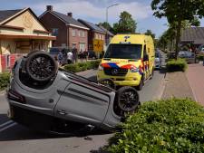 45km-auto belandt op z’n dak bij aanrijding op Europalaan in Bladel